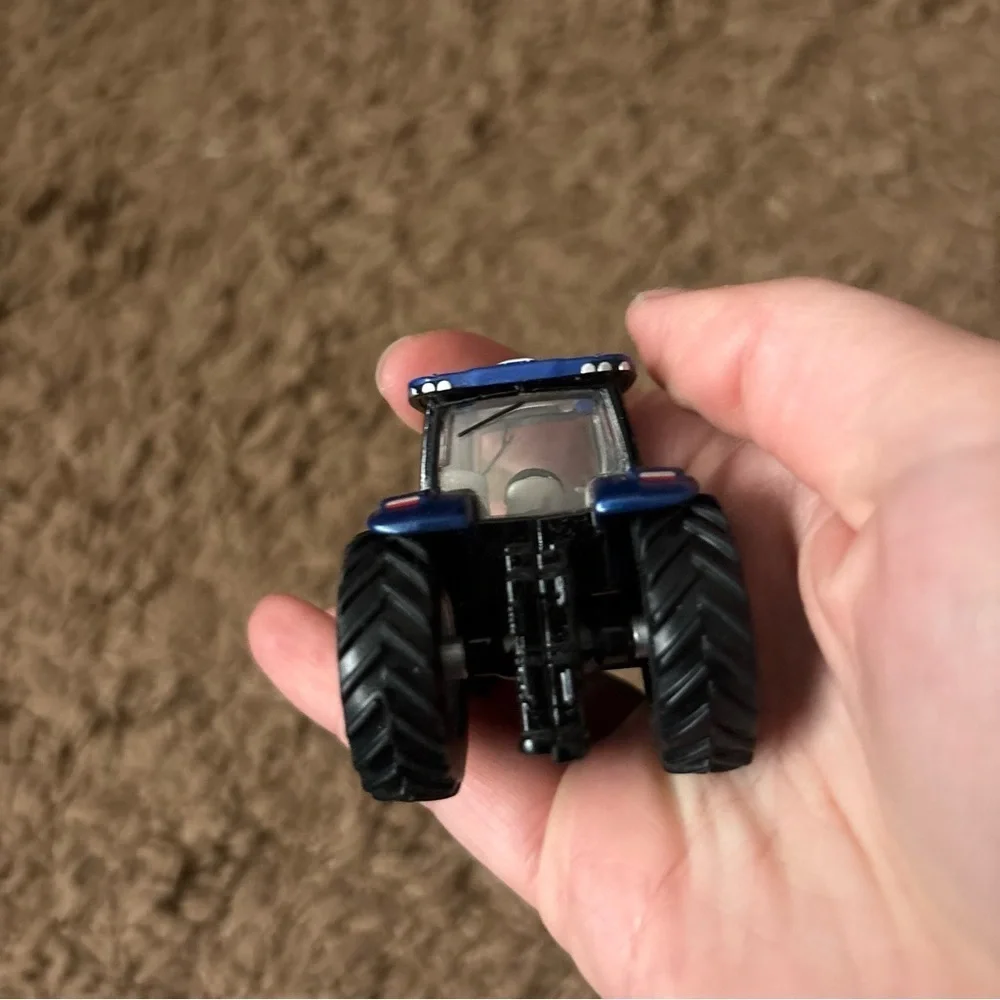 ERTL CNH New Holland Blue Tractor Toy Diecast Metal T6 180